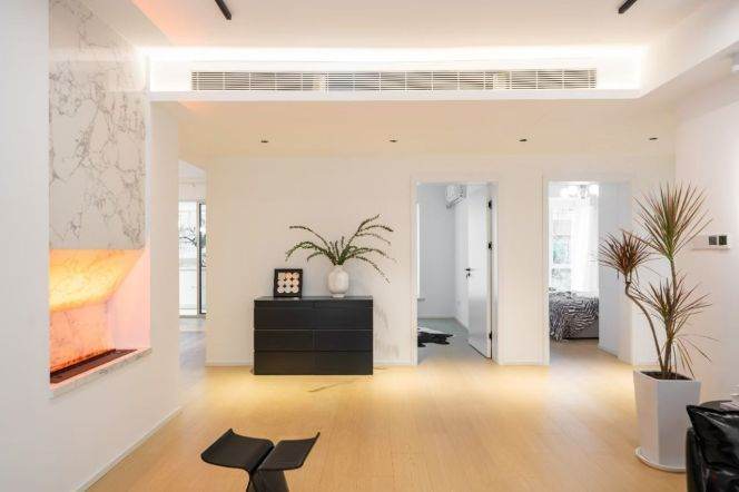 Joy City, beside Qufu Road subway Station on Lines 8-12, floor-to-ceiling Windows