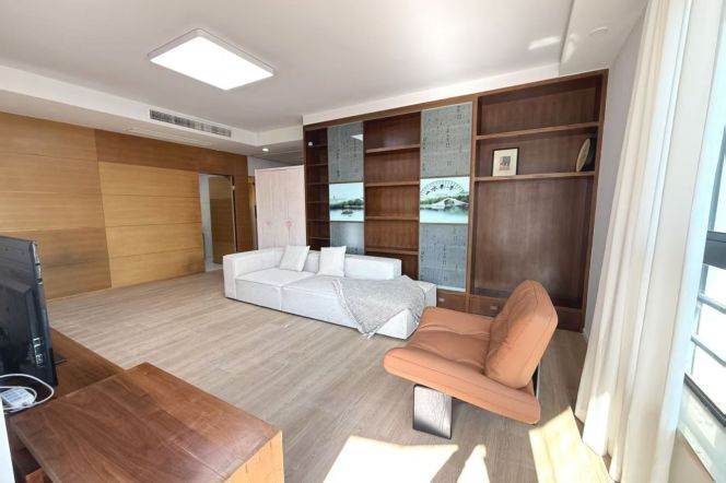 3 br 160 sqm Apt &floor heating &Suzhou creek view/nice compound &gym/pool 14.5K