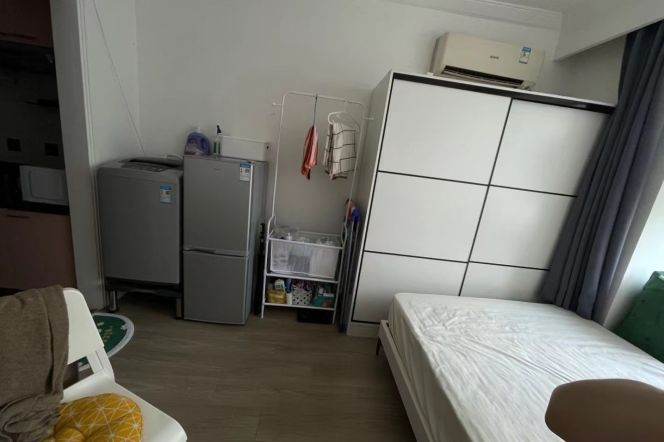 Jiangsu Road 3800rmb Studio Apartment