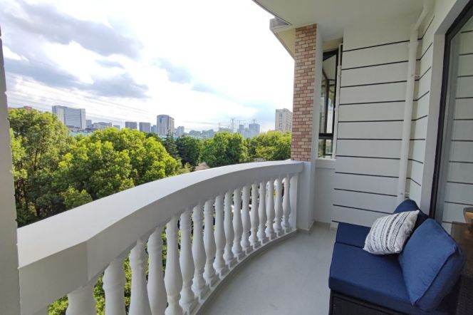 3  br 180 sqm newly renovated Apt &roof terrace/Gubei 20K