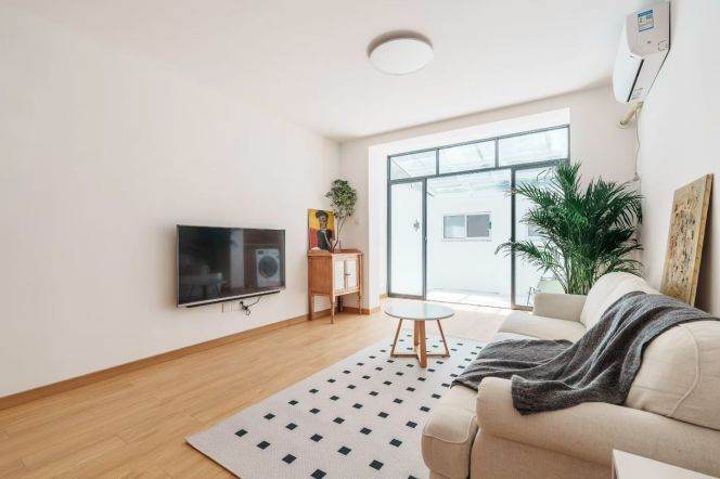 Jiashan rd/Yongjia rd floor heating 1br/2lr/1ba apt wt yard; L1/10/12