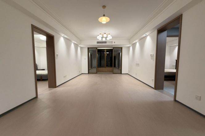 2 brs + 2 baths, 1 walking closet, 130 sqm @ hongqiao rd metro L3,4&10