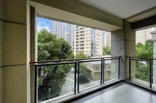 Morden 2brs with balcony and flooer heating in Xintiandi area. 