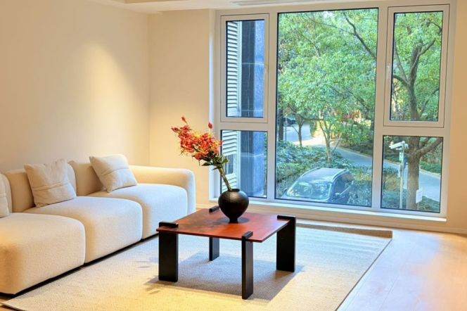 Zhongshan Park subway Station, zero distance, large 2-bedroom, greenery visible from the window