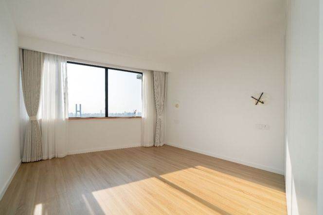 100-square-meter terrace view room. Sit in the living room and enjoy the four-piece set of Lujiazui