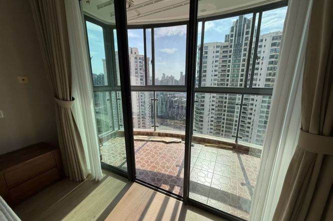 3 br 160 sqm Apt &floor heating &Suzhou creek view/nice compound &gym/pool 14.5K