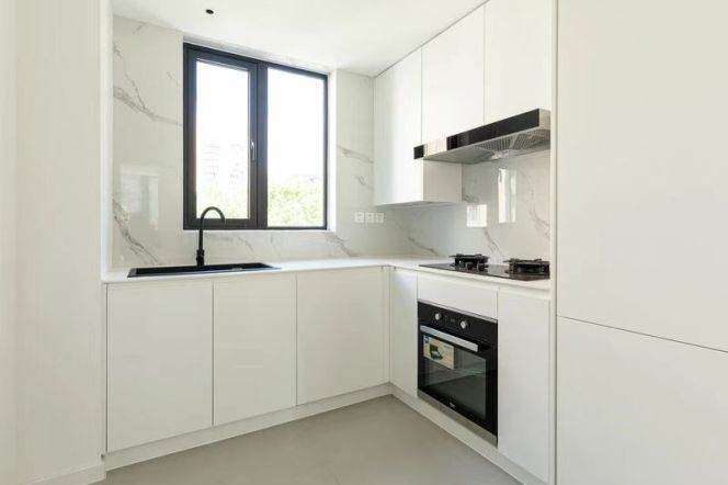 Morden 3brs with floor heating and balcony in central Xujiahui 