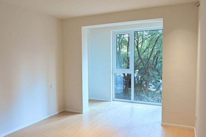 Zhongshan Park subway Station, zero distance, large 2-bedroom, greenery visible from the window