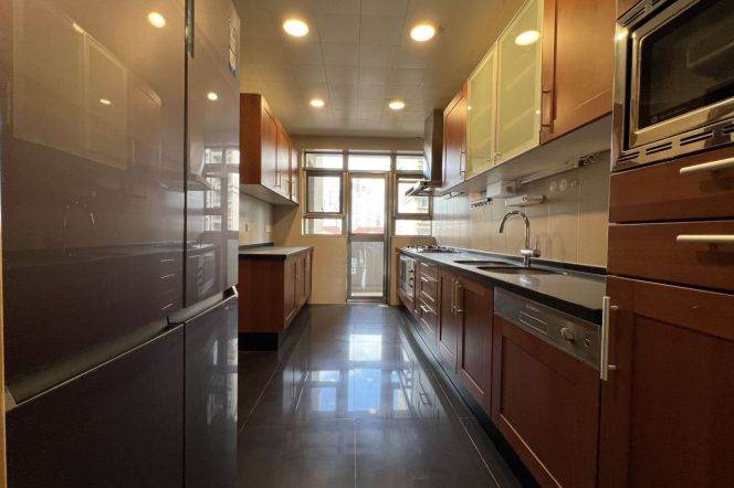 Morden 4brs with balcony and floor heating  in central downtown