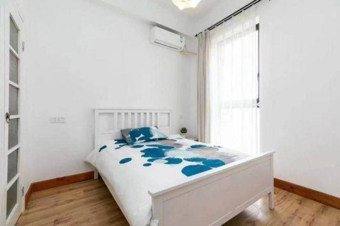 1 br cozy &bright Apt &oven &walk in closet/west Nanjing rd 8K
