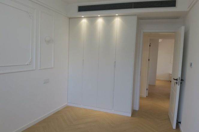 Zhongshan Park subway station, large 4-bedroom apartment, 21.8K per month