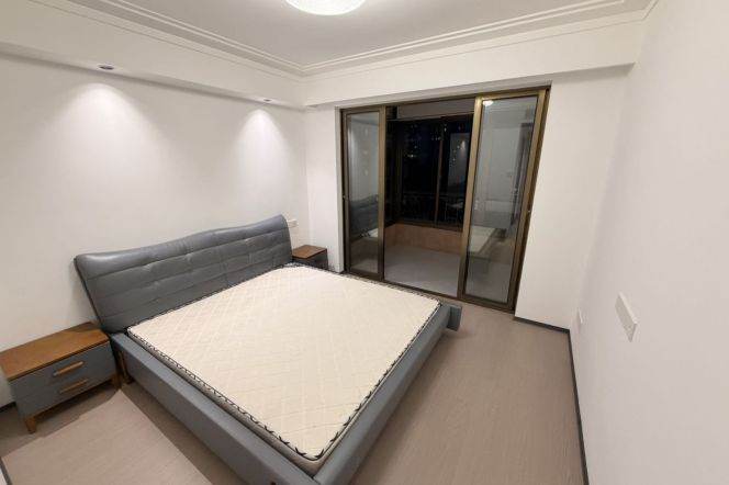 2 brs + 2 baths, 1 walking closet, 130 sqm @ hongqiao rd metro L3,4&10