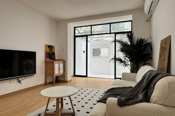 Cozy 1BR + spacious yard | JiaShan L9/12 | Newly renovated &Modern & Cozy