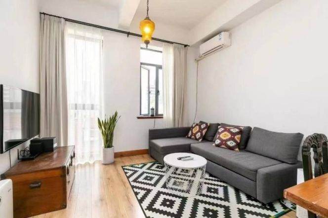 1 br cozy &bright Apt &oven &walk in closet/west Nanjing rd 8K
