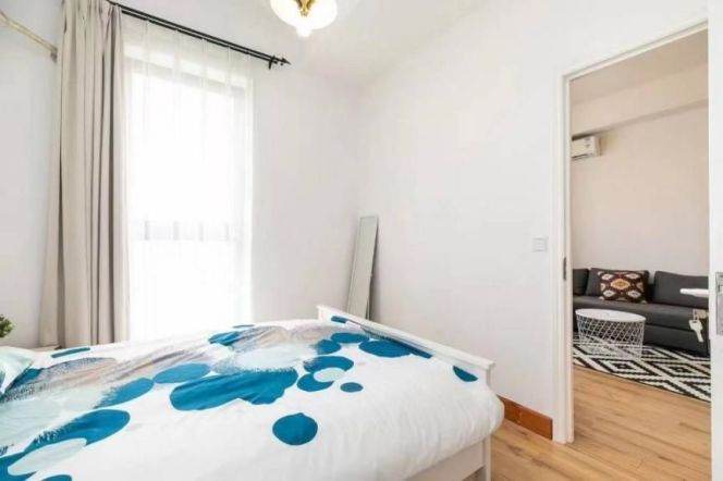 1 br cozy &bright Apt &oven &walk in closet/west Nanjing rd 8K