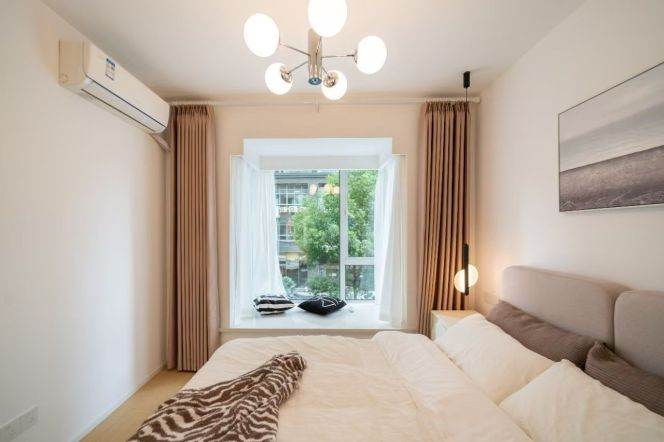 Joy City, beside Qufu Road subway Station on Lines 8-12, floor-to-ceiling Windows