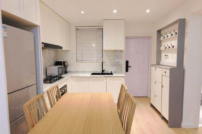 Good size yard 1 br with floor heating on ChangLe Rd.easy to  L 1/7 ChangShu rd st.