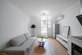 Bright 1Br furnished 2nd floor Iapm 