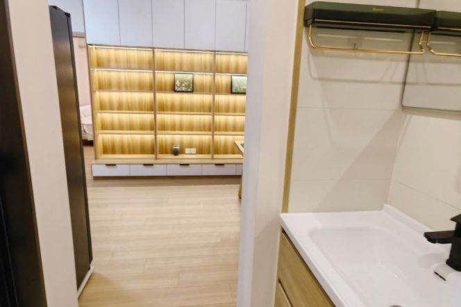 Good Quality 2 br in Old Xuhui, easy to L1 HengShan Rd St. 