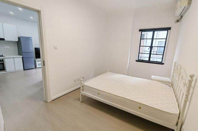 Bright 1 br on ChangLe rd . 5 mins walking to L 1/7 ChangShu Rd St.