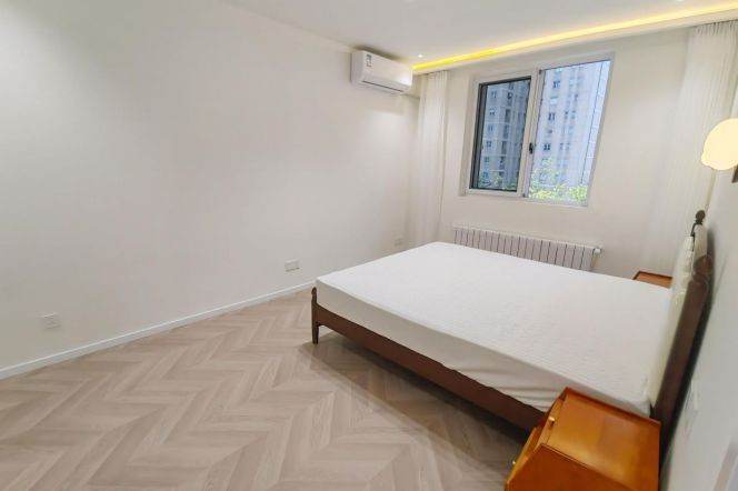 Good size 1 br with open balcony on ChangLe Rd . easy to L 1/7 ChangShu Rd St.