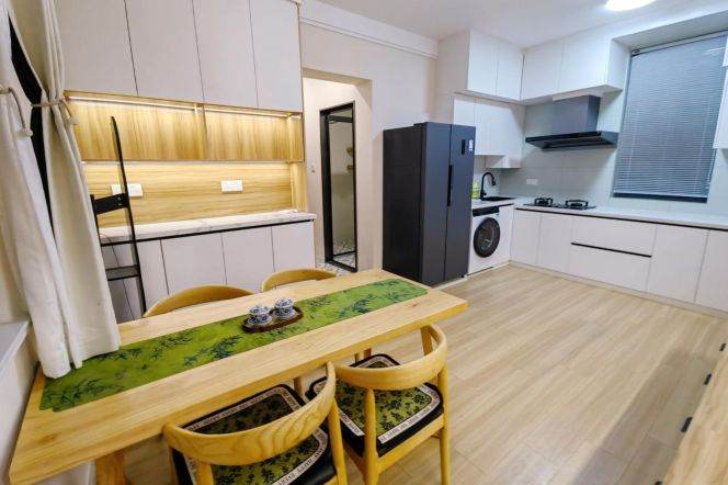 Good Quality 2 br in Old Xuhui, easy to L1 HengShan Rd St. 