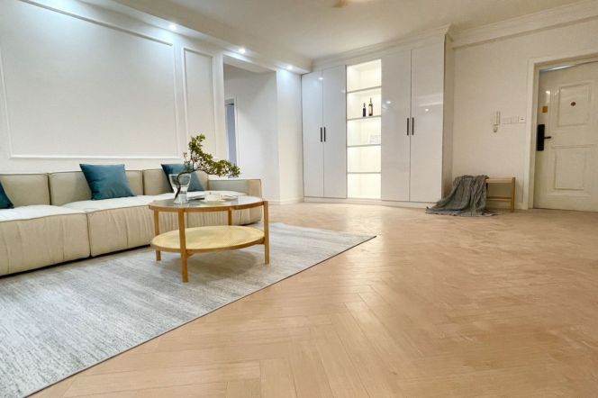 modern 3brs floor heating nice furniture near line 3,4,10 Hong qiao road only 18K