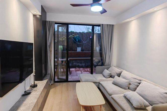 Good size yard 1 br with floor heating on ChangLe Rd.easy to  L 1/7 ChangShu rd st.