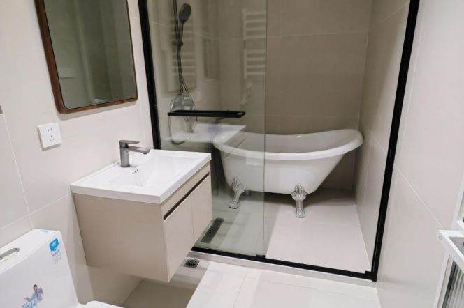 Good size 1 br with open balcony on ChangLe Rd . easy to L 1/7 ChangShu Rd St.