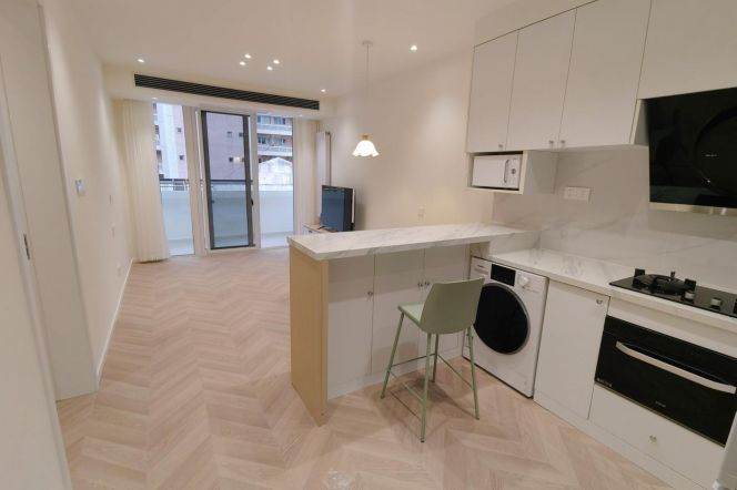 Good size 1 br with open balcony on ChangLe Rd . easy to L 1/7 ChangShu Rd St.