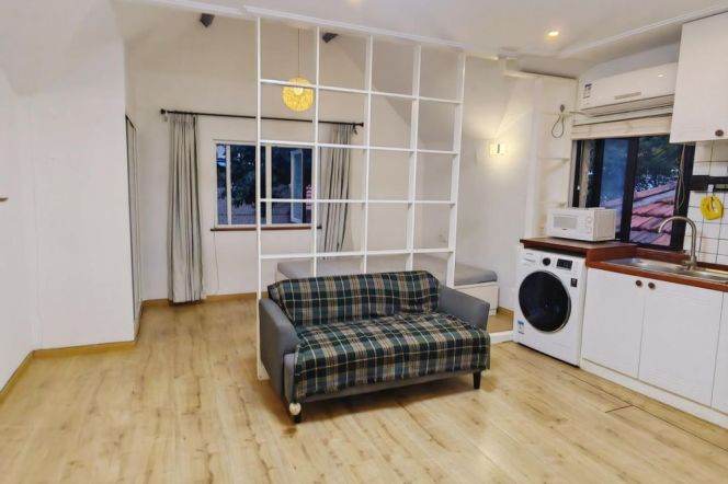 Cozy 1 br on WuYuan Rd , easy  to L1/7 ChangShu Rd St.