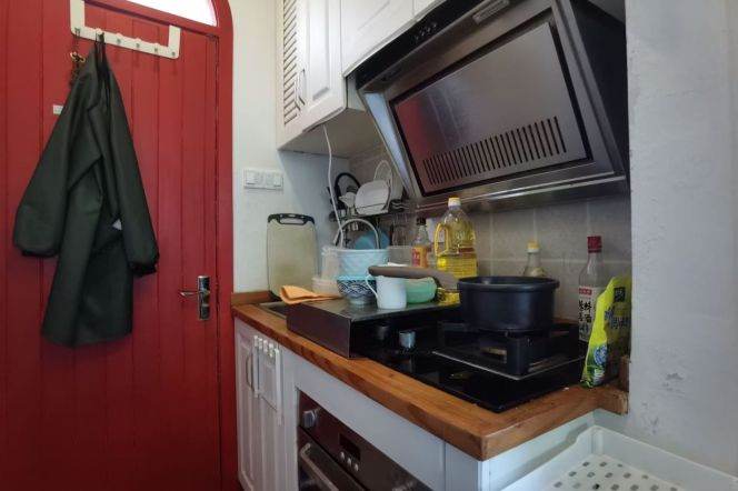 Lovely studio w/ vaulted ceiling-Found 158