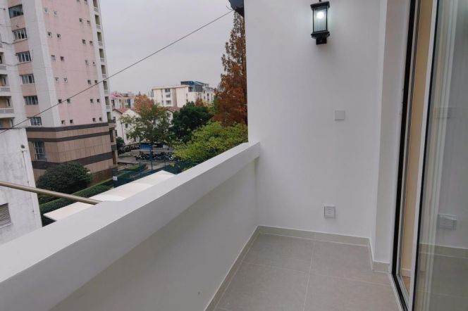 Good size 1 br with open balcony on ChangLe Rd . easy to L 1/7 ChangShu Rd St.