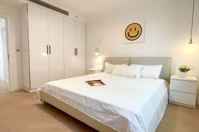 modern 3brs floor heating nice furniture near line 3,4,10 Hong qiao road only 18K