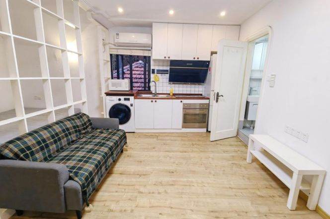 Cozy 1 br on WuYuan Rd , easy  to L1/7 ChangShu Rd St.