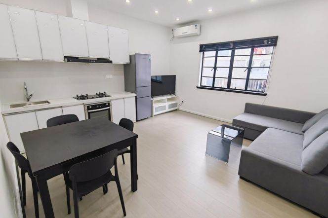 Bright 1 br on ChangLe rd . 5 mins walking to L 1/7 ChangShu Rd St.