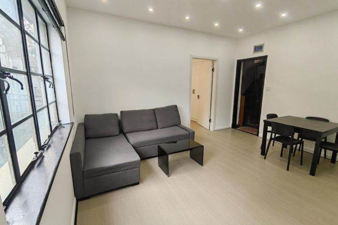 Bright 1 br on ChangLe rd . 5 mins walking to L 1/7 ChangShu Rd St.