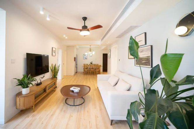 Prime 3Beds near People's Square.Snap up this Floor heating Gem for 17,800 RMB/Month