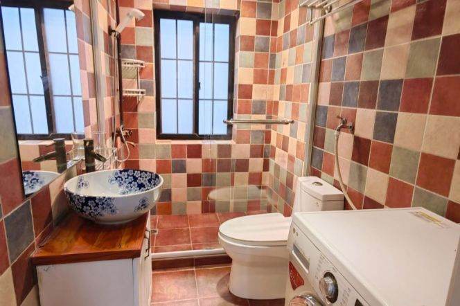 Bright 1 br on ChangLe rd . 5 mins walking to L 1/7 ChangShu Rd St.