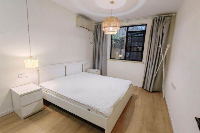 Good size yard 1 br with floor heating on ChangLe Rd.easy to  L 1/7 ChangShu rd st.