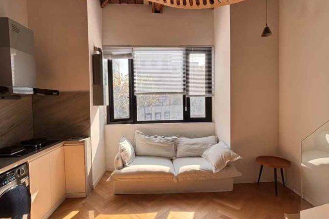 Changshu Rd Station 1+1Br Line1/7 High-ceiling