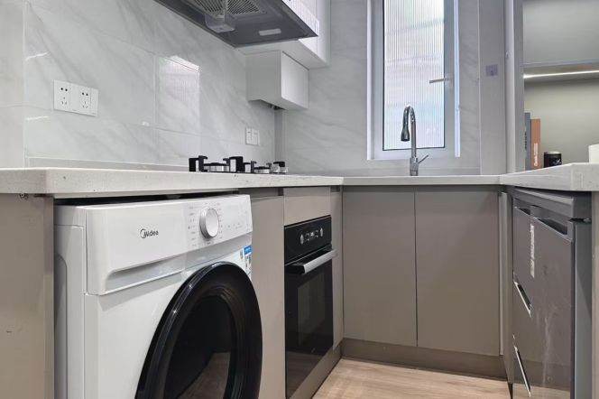 Nice yard 1Br/1Lr/1Bt apt nr Zhongshan park,M2/3/4