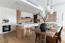 Morden 3brs with balcony and wall raditor nearby  Tianzifang