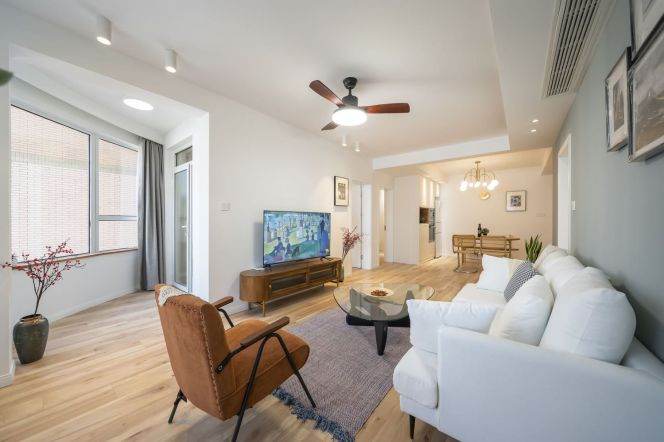 Morden 3brs with wall raditor in  People Square