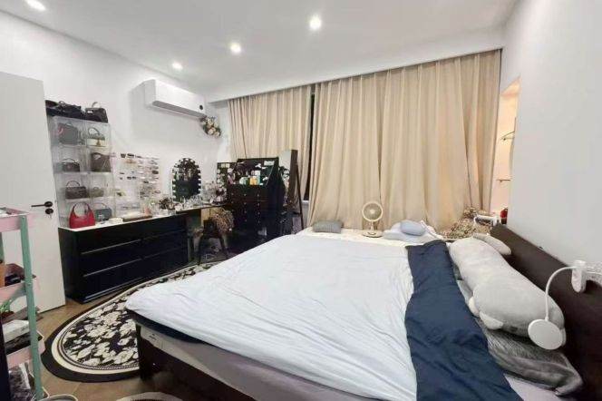 Valuable/Spacious Ruijin/Huaihai Rd 1+1BR with Central AC 14K   