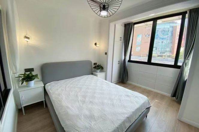 Modern 1br/2living & facing south @Zs Park & Line 2/3/4