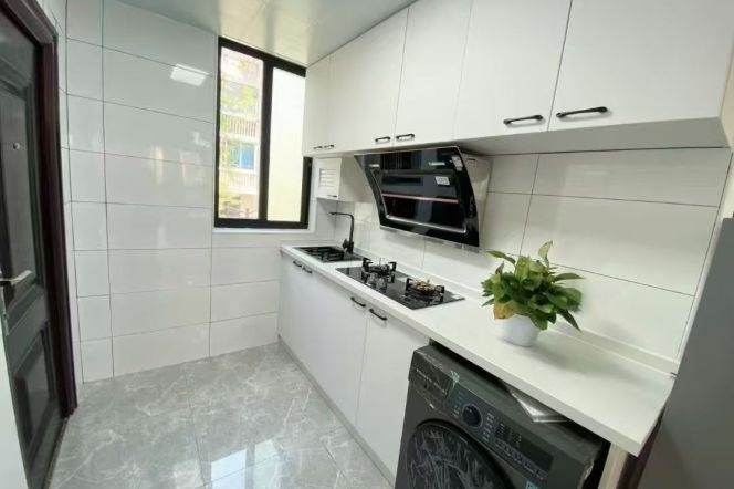 Modern 1br/2living & facing south @Zs Park & Line 2/3/4