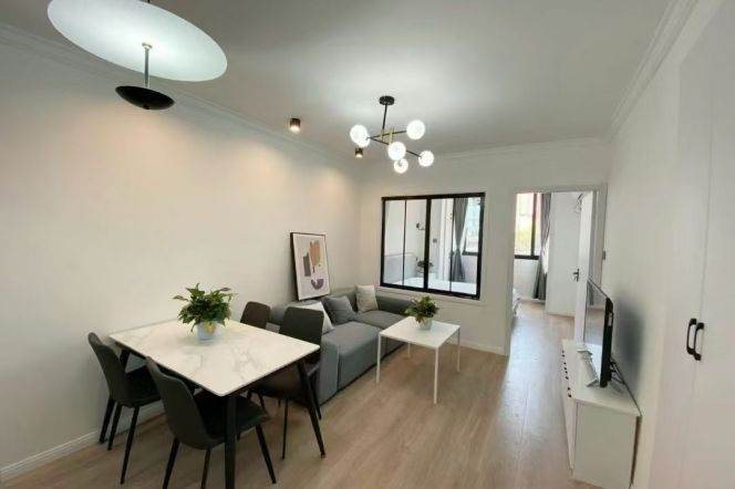Modern 1br/2living & facing south @Zs Park & Line 2/3/4