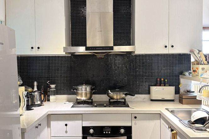 High ceiling Terrace Flat 2br/2bt in old downtown