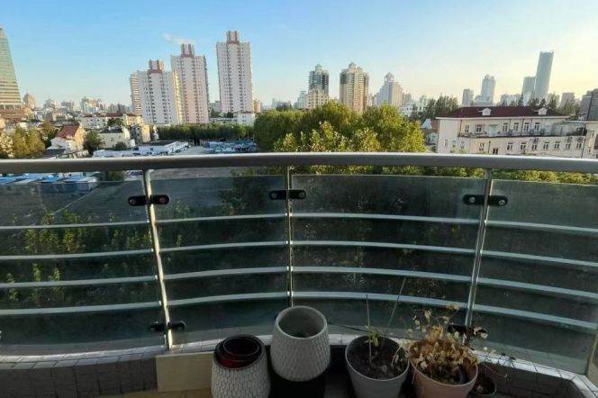 Morden 3brs with balcony and wall raditor in central downtown